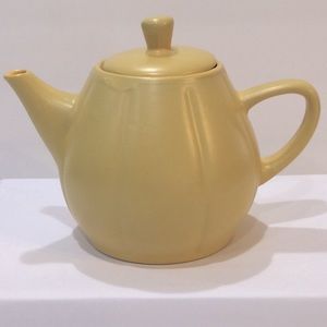 Perfect 16 oz small teapot in creamy yellow